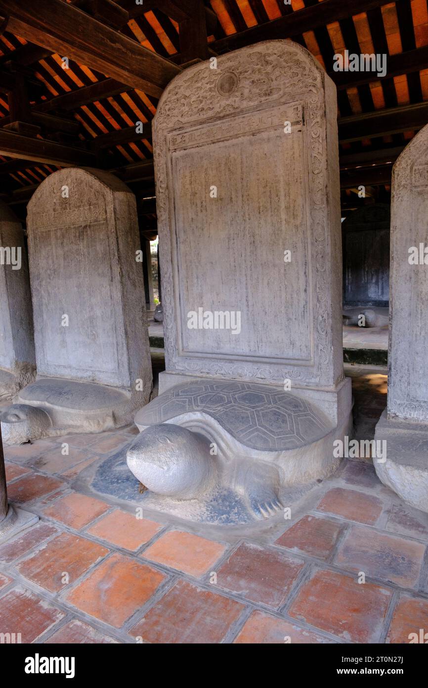 Hanoi, Vietnam. Tempio della letteratura, Van Mieu. Turtle Stele, simbolo di longevità e saggezza. Foto Stock