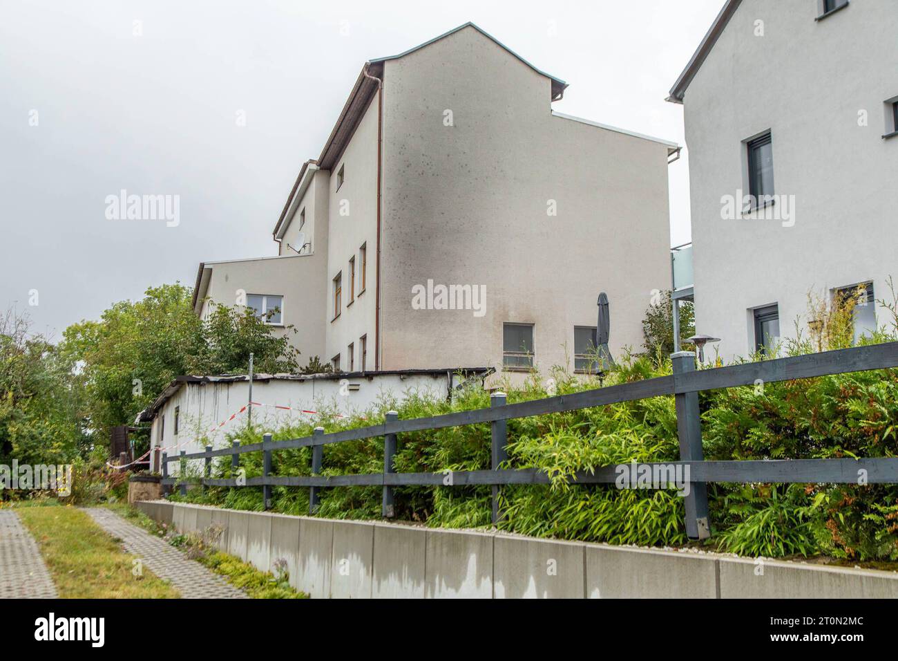 231008Garagenbrand News ID: EN 2023-10-08 Garage ausgebrannt Schäden auch an angrenzendem Gebäude und Unterstand Oberlungwitz. Auf der Straße Nutzung ist vergangene Nacht eine Garage komplett ausgebrannt. Anwohner bemerkten die brennende Garage am frühen Sonntagmorgen, gegen 3:15 Uhr und wählten umgehend den Notruf. BEI Ankunft der ersten Rettungskräfte, stand Die Garage a Vollbrand. Die Einsatzkräfte konnten das komplette Abbrennen der Garage nicht mehr verhindern. Durch die Hitzeentwicklung gab es auch Schäden an einem Nachbargebäude und an einem angrenzenden Unterstand. Im Einsatz waren E. Foto Stock