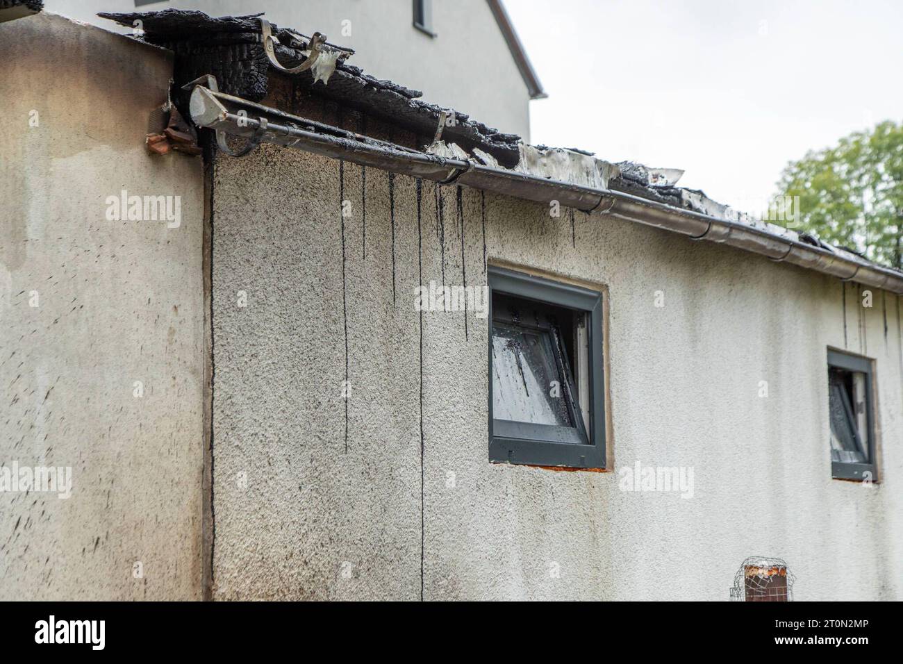 231008Garagenbrand News ID: EN 2023-10-08 Garage ausgebrannt Schäden auch an angrenzendem Gebäude und Unterstand Oberlungwitz. Auf der Straße Nutzung ist vergangene Nacht eine Garage komplett ausgebrannt. Anwohner bemerkten die brennende Garage am frühen Sonntagmorgen, gegen 3:15 Uhr und wählten umgehend den Notruf. BEI Ankunft der ersten Rettungskräfte, stand Die Garage a Vollbrand. Die Einsatzkräfte konnten das komplette Abbrennen der Garage nicht mehr verhindern. Durch die Hitzeentwicklung gab es auch Schäden an einem Nachbargebäude und an einem angrenzenden Unterstand. Im Einsatz waren E. Foto Stock