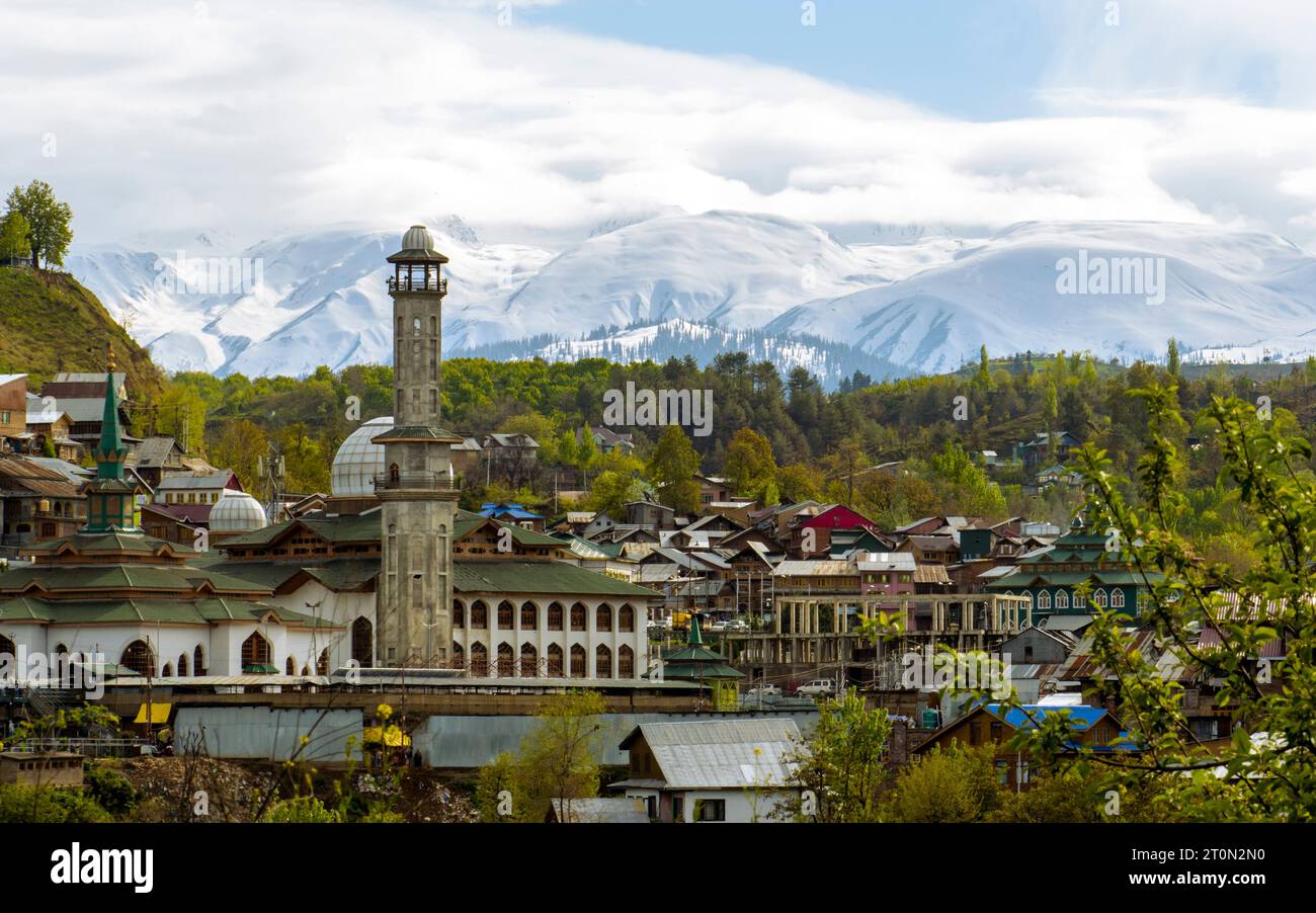 Villaggio e moschea nel Kashmir, piccolo villaggio con una splendida montagna coperta di neve nello sfondo, il paradiso più bello del mondo Foto Stock