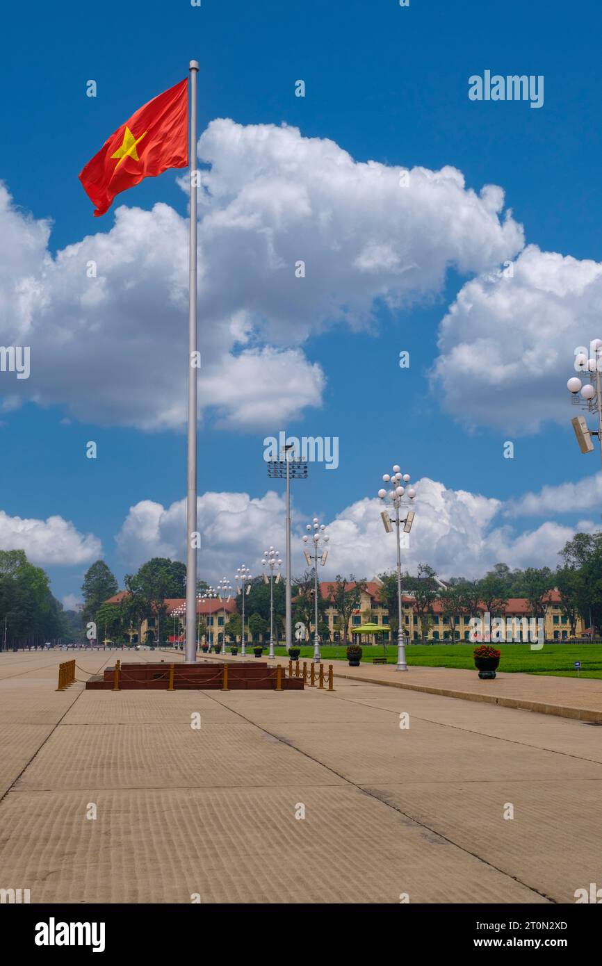 Hanoi, Vietnam. Bandiera del Vietnam. Ministero degli affari Esteri in background. Foto Stock