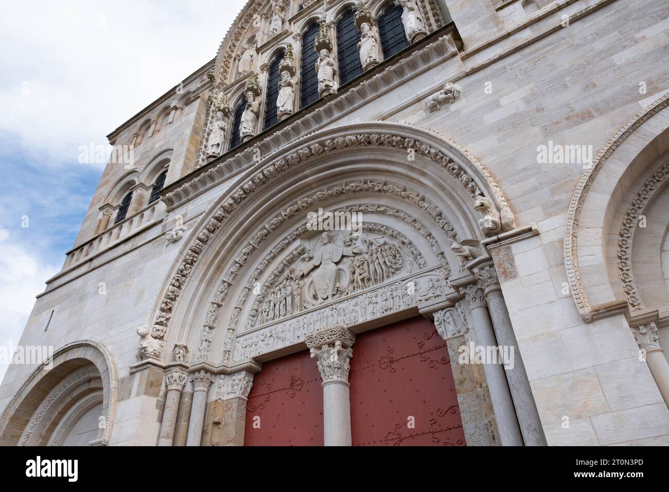 Facciata della chiesa abbaziale benedettina e cluniaca e del monastero di Vézelay, nel dipartimento francese centro-orientale di Yonne Foto Stock