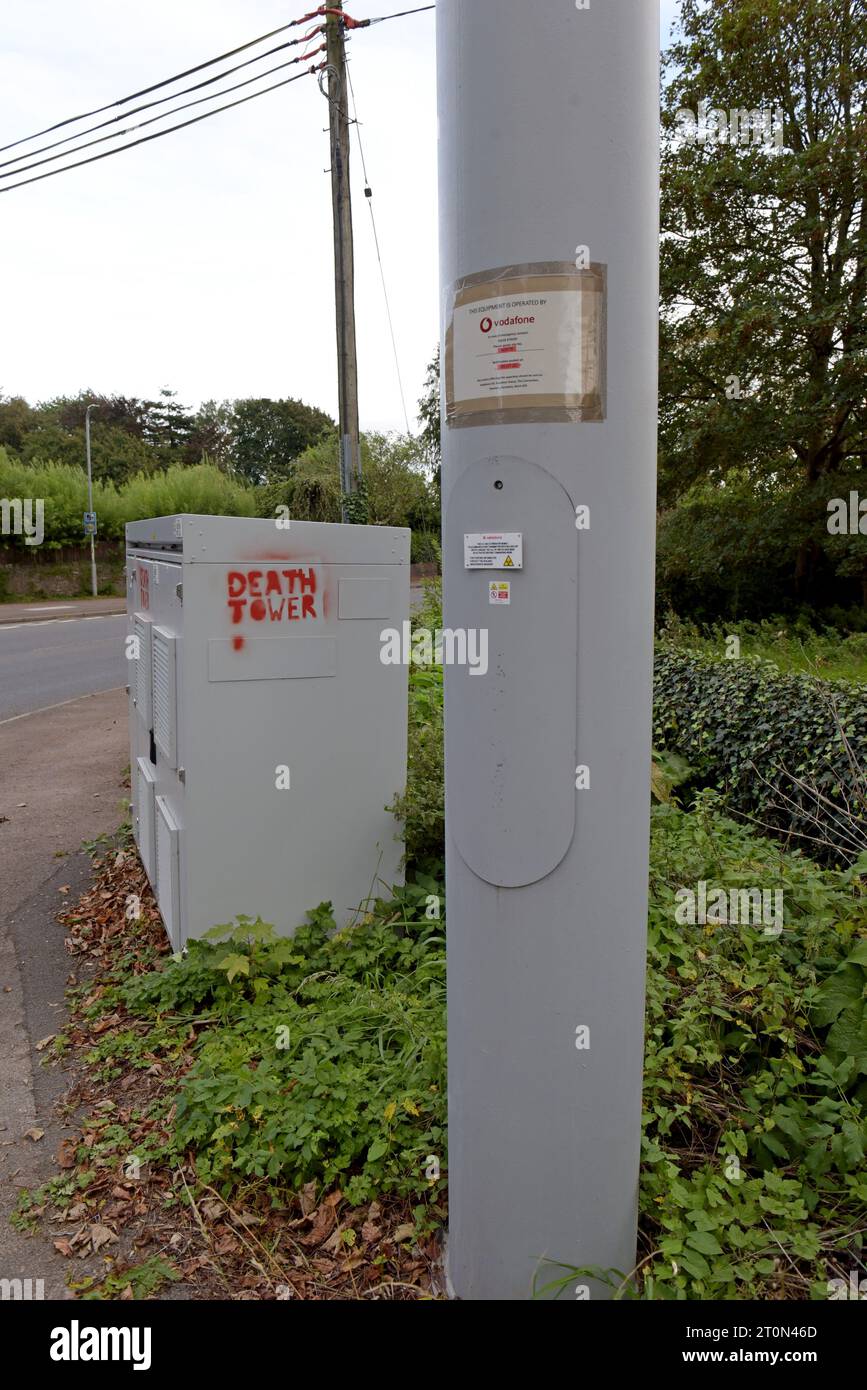 Stencil di graffiti di 5g teoria della cospirazione dell'albero del telefono cellulare circa la salute e le preoccupazioni di canapa sull'equiment antenna del telefono cellulare a Chepstow, Galles Foto Stock