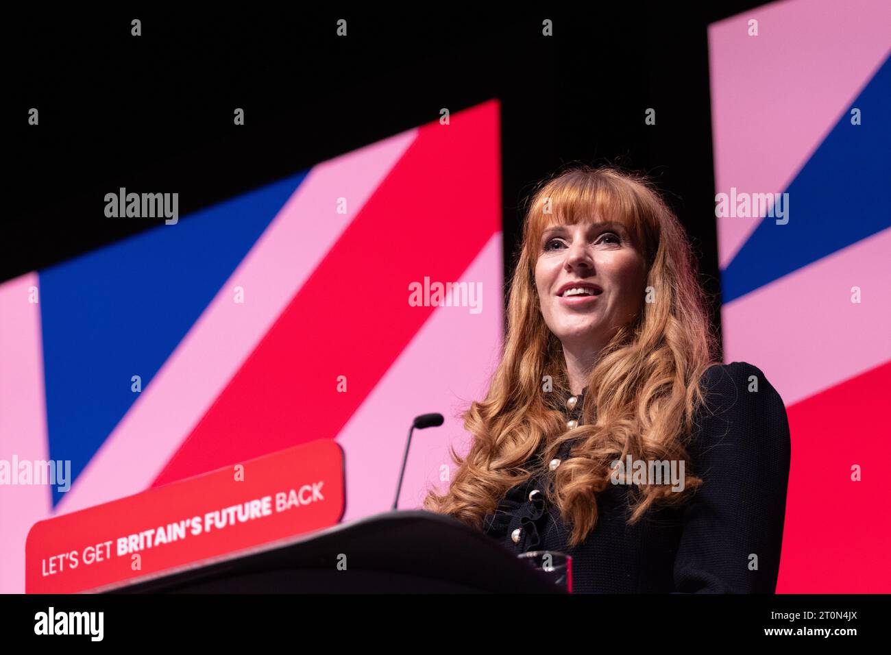 Liverpool, Regno Unito. 8 ottobre 2023. Angela Rayner Vice-leader, Vice primo Ministro ombra e Segretario ombra di Stato per il Levelling Up, Housing and Communities alla Conferenza del lavoro del 2023. Guardato dal leader del lavoro Keir Starmer e dai membri del gabinetto ombra.Liverpool UK. Foto: Garyroberts/worldwidefeatures.com credito: GaryRobertsphotography/Alamy Live News Foto Stock