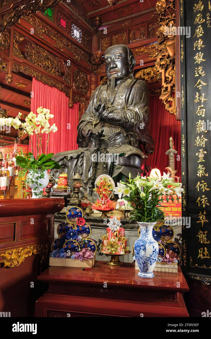 Hanoi, Vietnam. Quan Thanh Temple, un tempio taoista. Statua di Tran Vu (nome vietnamita) o Xuan Wu (nome cinese). Foto Stock