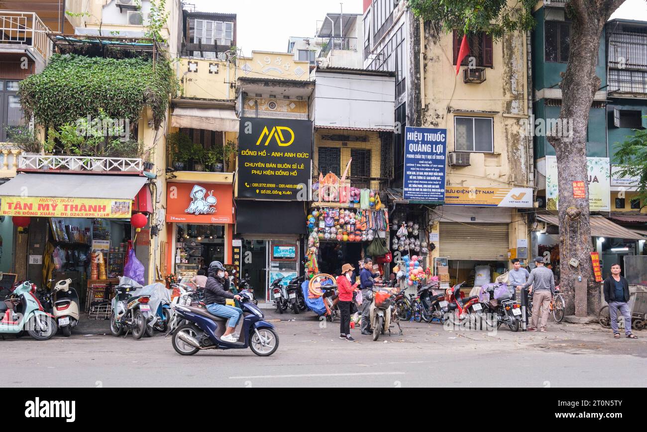 Hanoi, Vietnam. Street Scene di fronte al mercato di Dong Xuan. Foto Stock