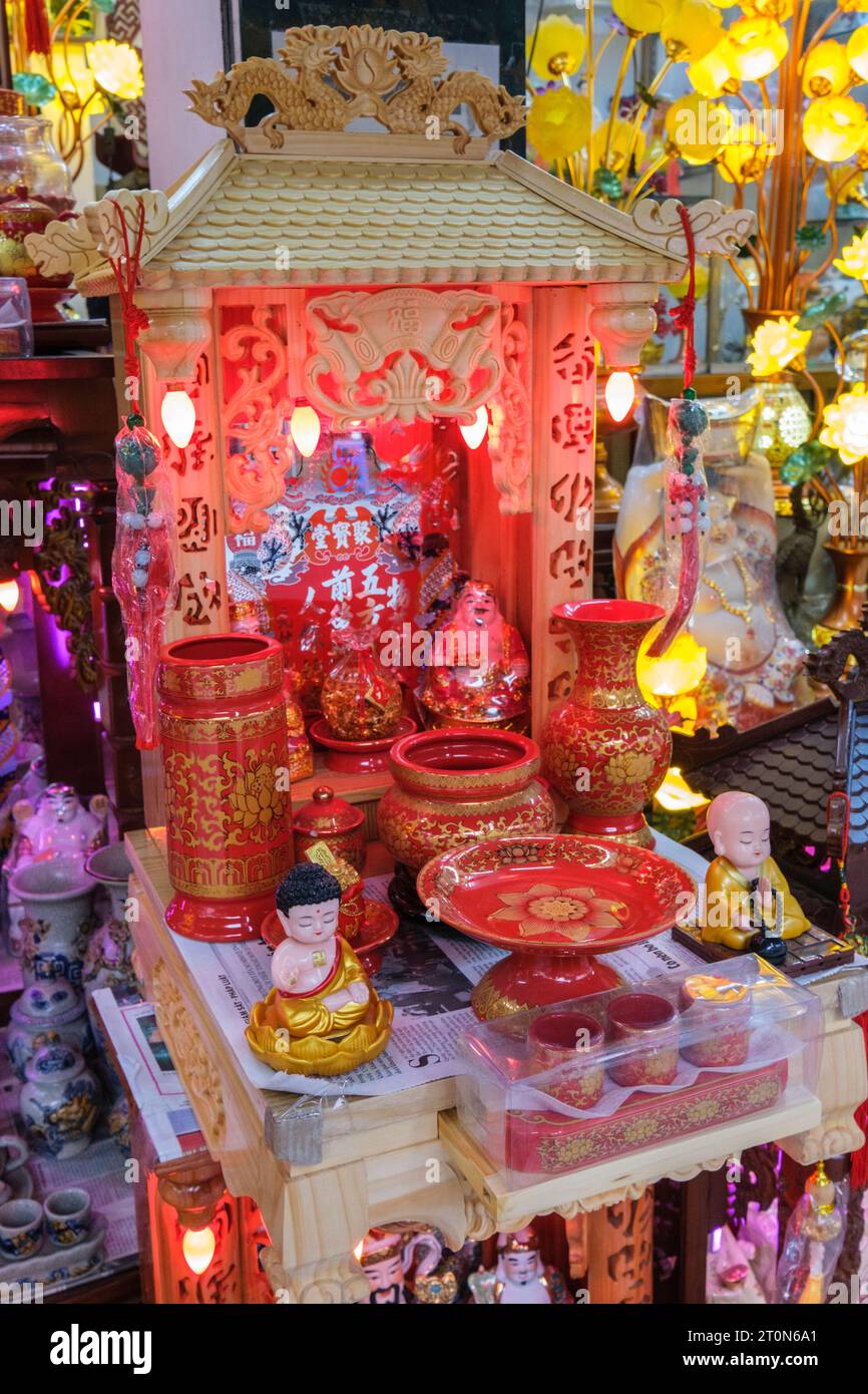 Hanoi, Vietnam. Decorazioni per altare buddista in vendita. Foto Stock