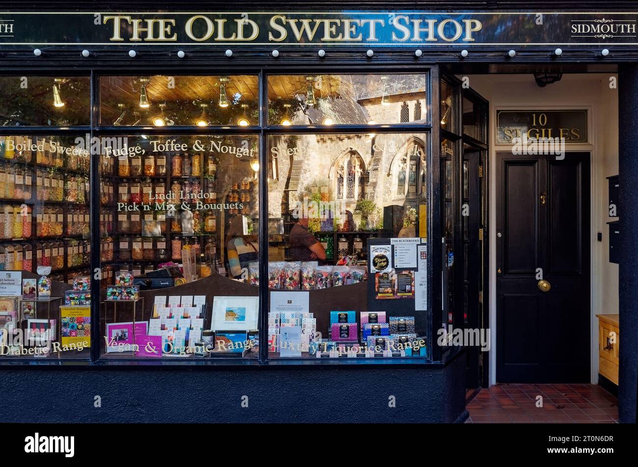 L'Old Sweet Shop di Sidmouth mostra il caratteristico negozio davanti all'esterno con scaffali pieni di barattoli dolci. Foto Stock