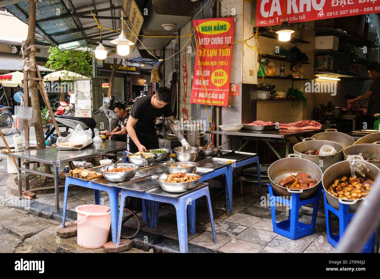 Hanoi, Vietnam. Street Food Vendor, quartiere vecchio. Foto Stock
