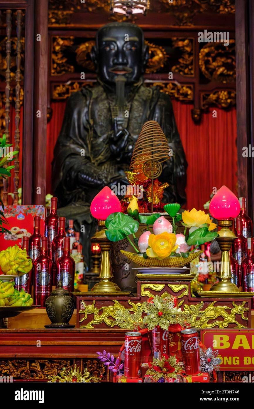 Hanoi, Vietnam. Quan Thanh Temple, un tempio taoista. Offerte di fronte alla Statua di Tran Vu (nome vietnamita) o Xuan Wu (nome cinese). Foto Stock