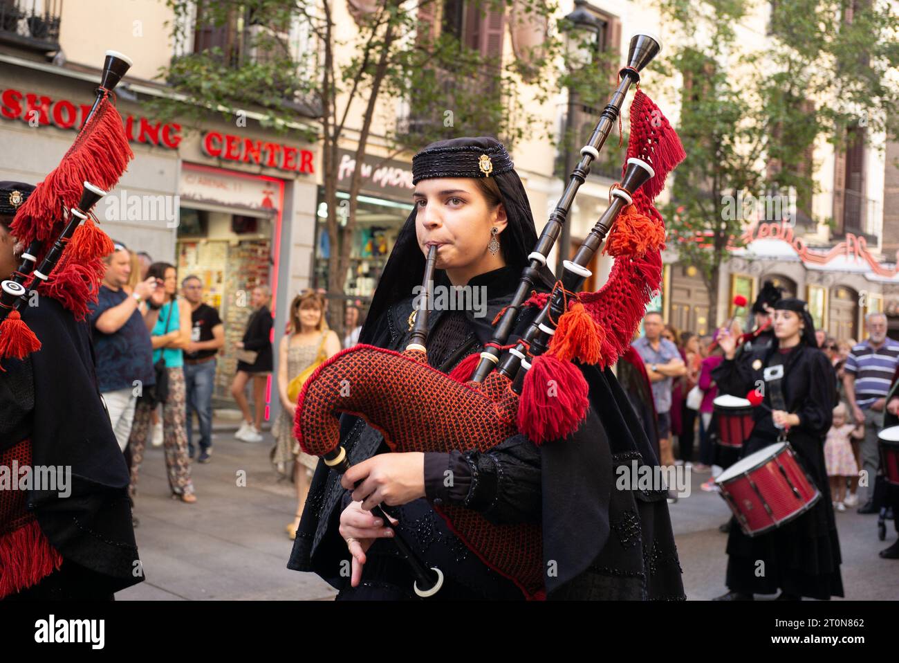 Madrid, Spagna. 8 ottobre 2023. Musicisti della Real banda de Gaitas si esibiscono durante il festival HISPANIDAD 2023 alla Puerta del Sol di Madrid, 8 ottobre 2023, Spagna (foto di Oscar Gonzalez/Sipa USA) (foto di Oscar Gonzalez/Sipa USA) credito: SIPA USA/Alamy Live News Foto Stock