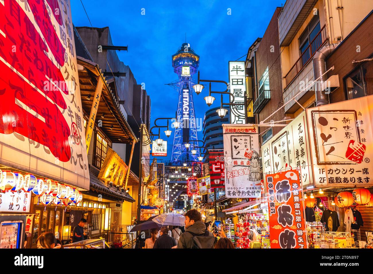 8 ottobre 2023: Vista sulla strada di Shinsekai e della torre Tsutenkaku a Osaka, Giappone. Shinsekai, Lit. New World, è un'area retrò sviluppata prima della guerra Foto Stock