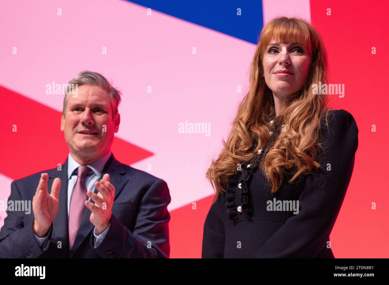 Liverpool, Regno Unito. 8 ottobre 2023.Angela Rayner Vice leader, Vice primo Ministro ombra e Segretario di Stato ombra per il Levelling Up, Housing and Communities alla Conferenza del lavoro del 2023. Guardato dal leader del lavoro Keir Starmer e dai membri del gabinetto ombra.Liverpool UK. Foto: Garyroberts/worldwidefeatures.com credito: GaryRobertsphotography/Alamy Live News Foto Stock