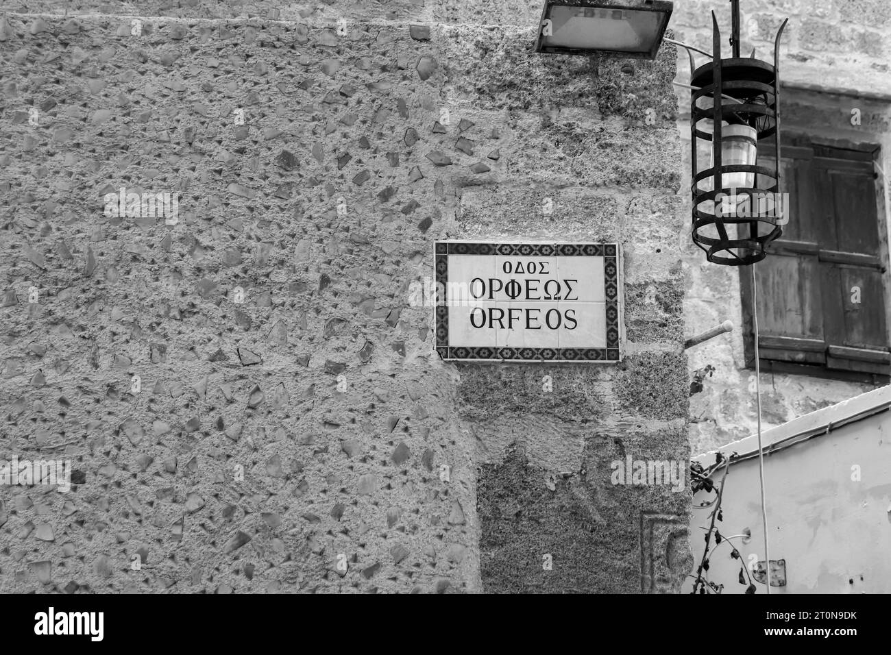 Via Orfeos, una strada principale del cartello stradale della città vecchia di Rodi Foto Stock