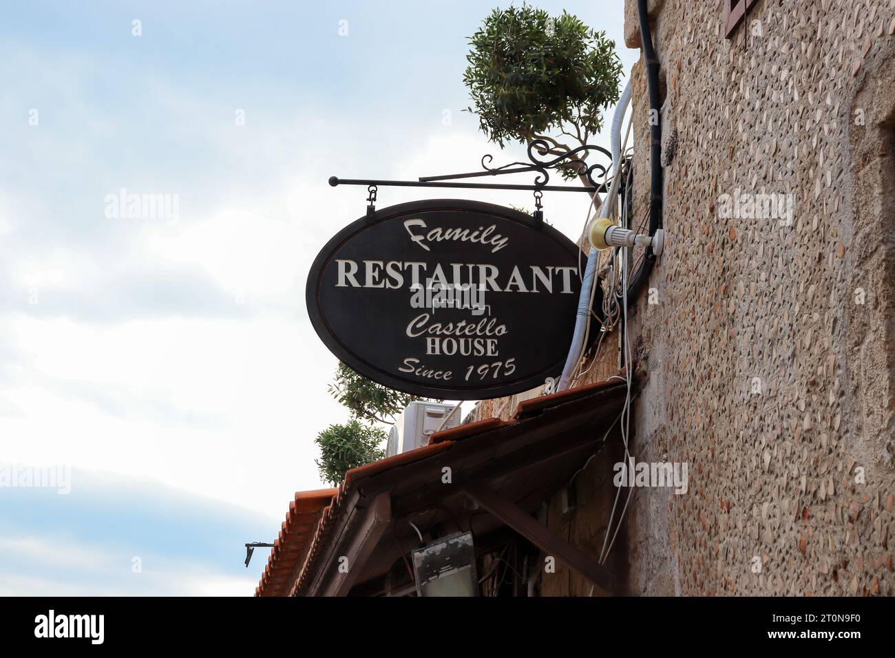 Il cartello del ristorante Castello House serve piatti mediterranei europei nelle famose strade della città vecchia di Rodi Foto Stock