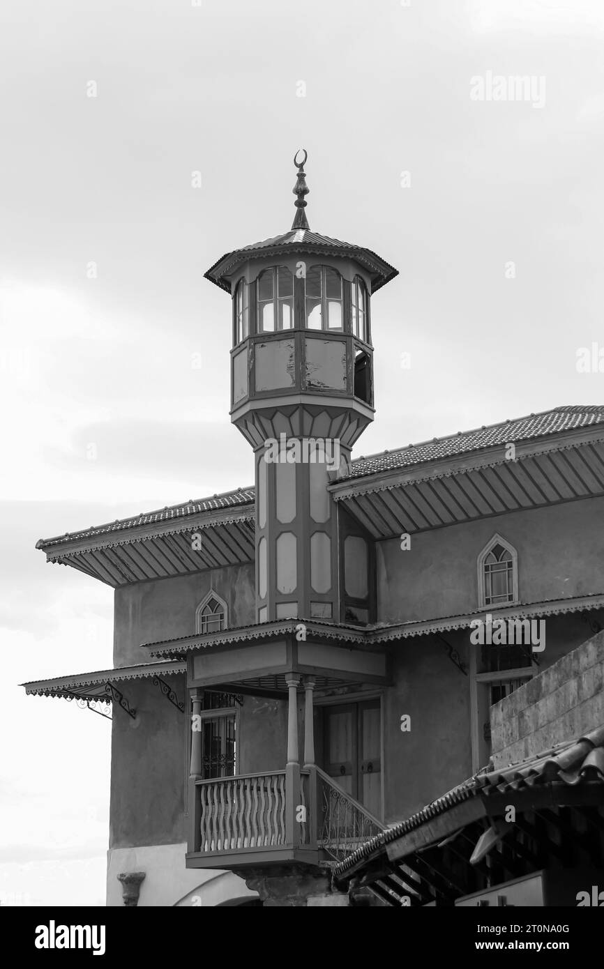 Moschea di Mehmet Aga in bianco e nero, una storica moschea dell'epoca ottomana sull'isola Egeo di Rodi, in Grecia Foto Stock