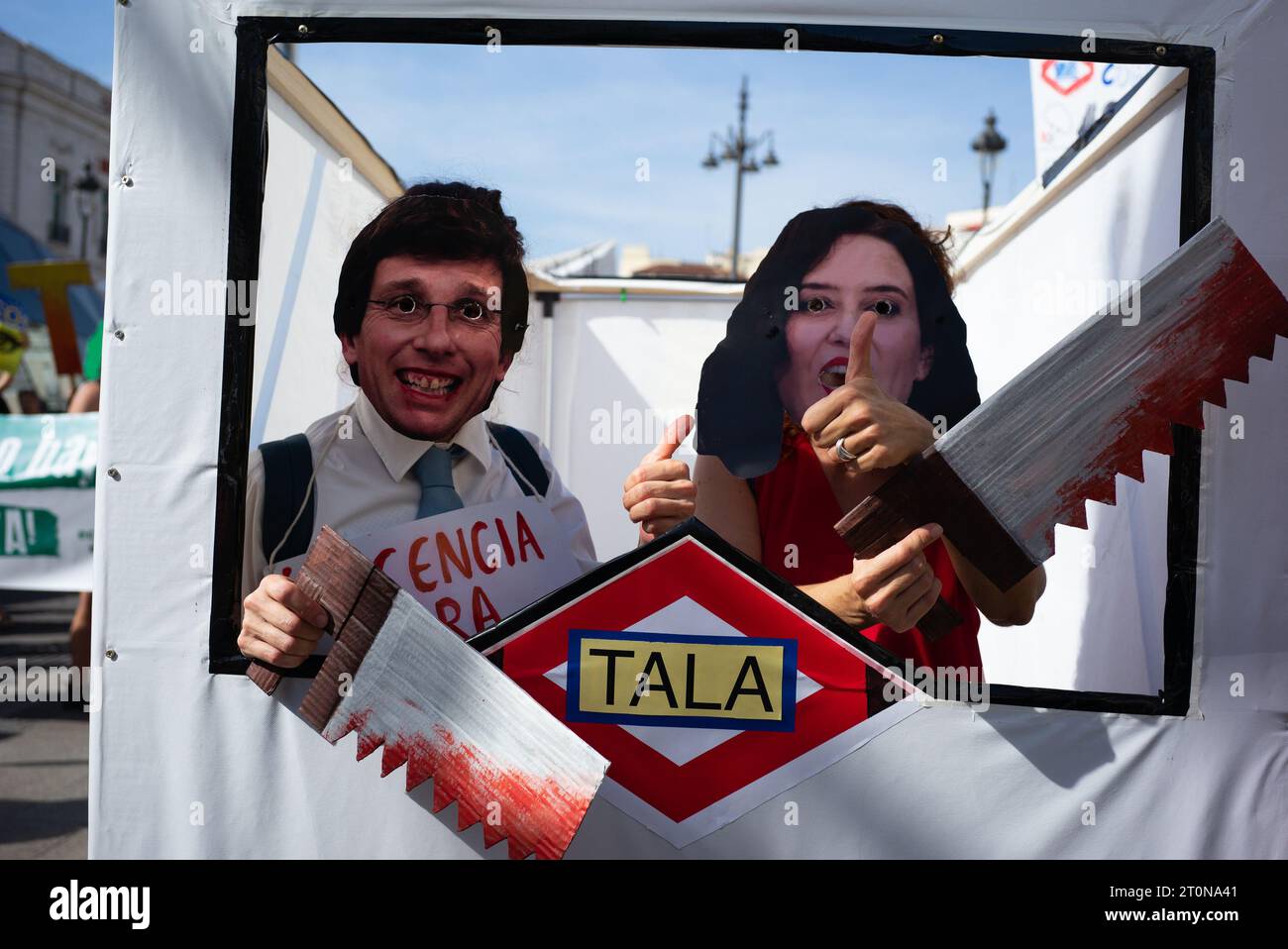 Diverse persone durante una manifestazione contro l'abbattimento degli alberi subita dai parchi di Madrid dal consiglio comunale, a Puerta del Sol, l'8 ottobre 20 Foto Stock