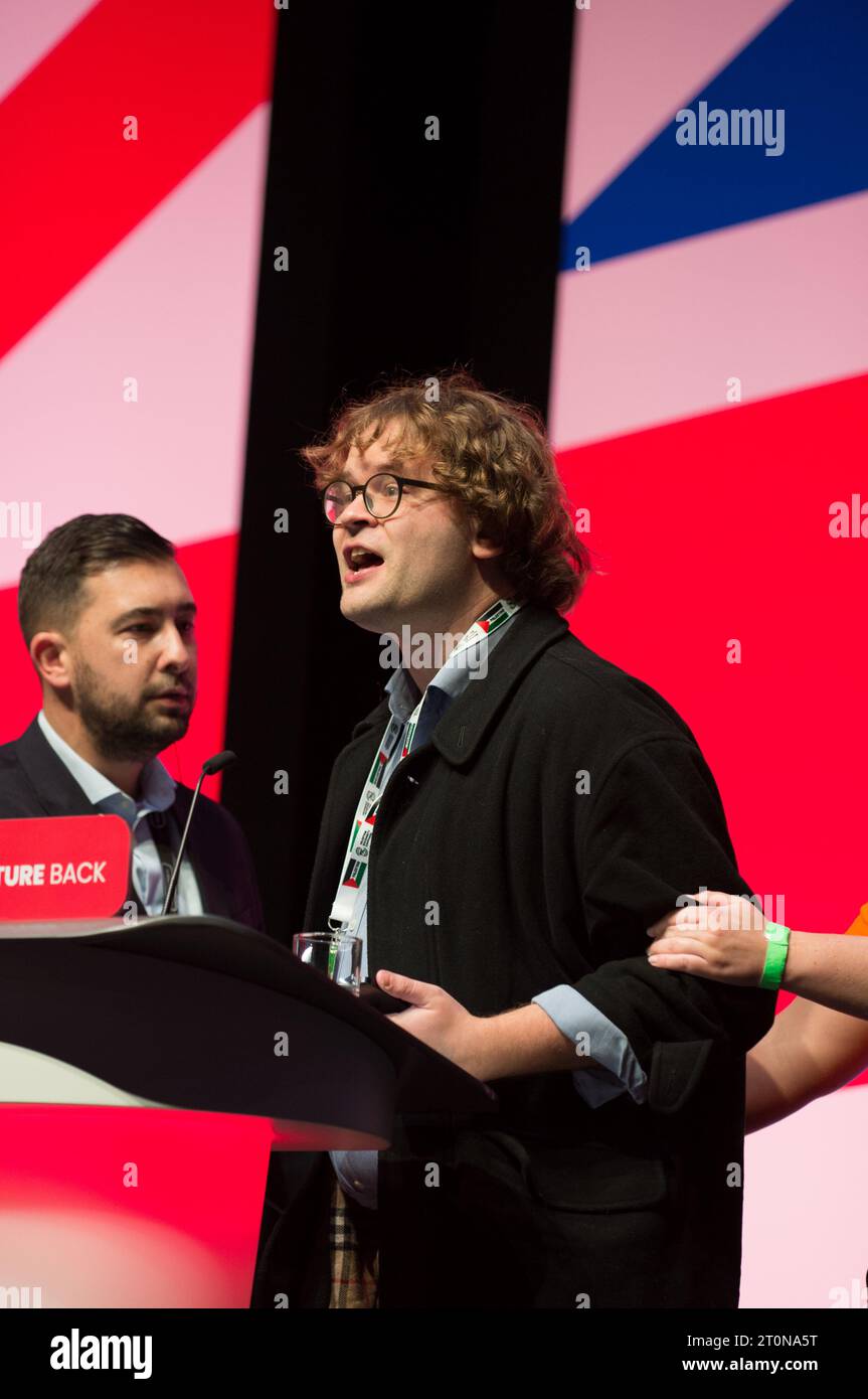 Liverpool, Regno Unito. 8 ottobre 2023. Gate crasher sul palco non invitato a esprimere opinioni, poco prima che il Vice leader pronunci il suo discorso il giorno della conferenza laburista a Liverpool. (Terry Scott/SPP) credito: SPP Sport Press Photo. /Alamy Live News Foto Stock