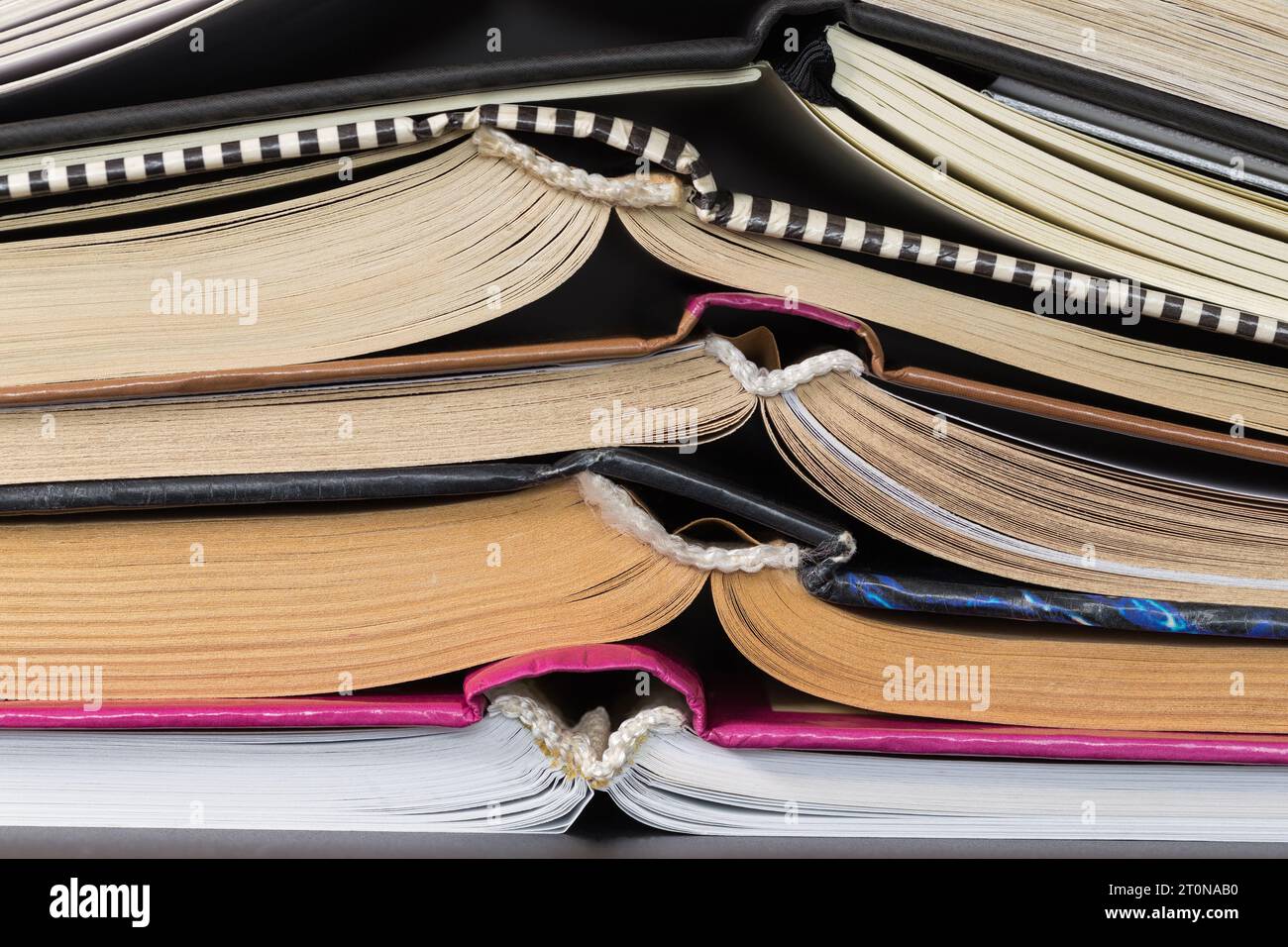 Pila di libri aperti. Vista laterale. Primo piano Foto Stock