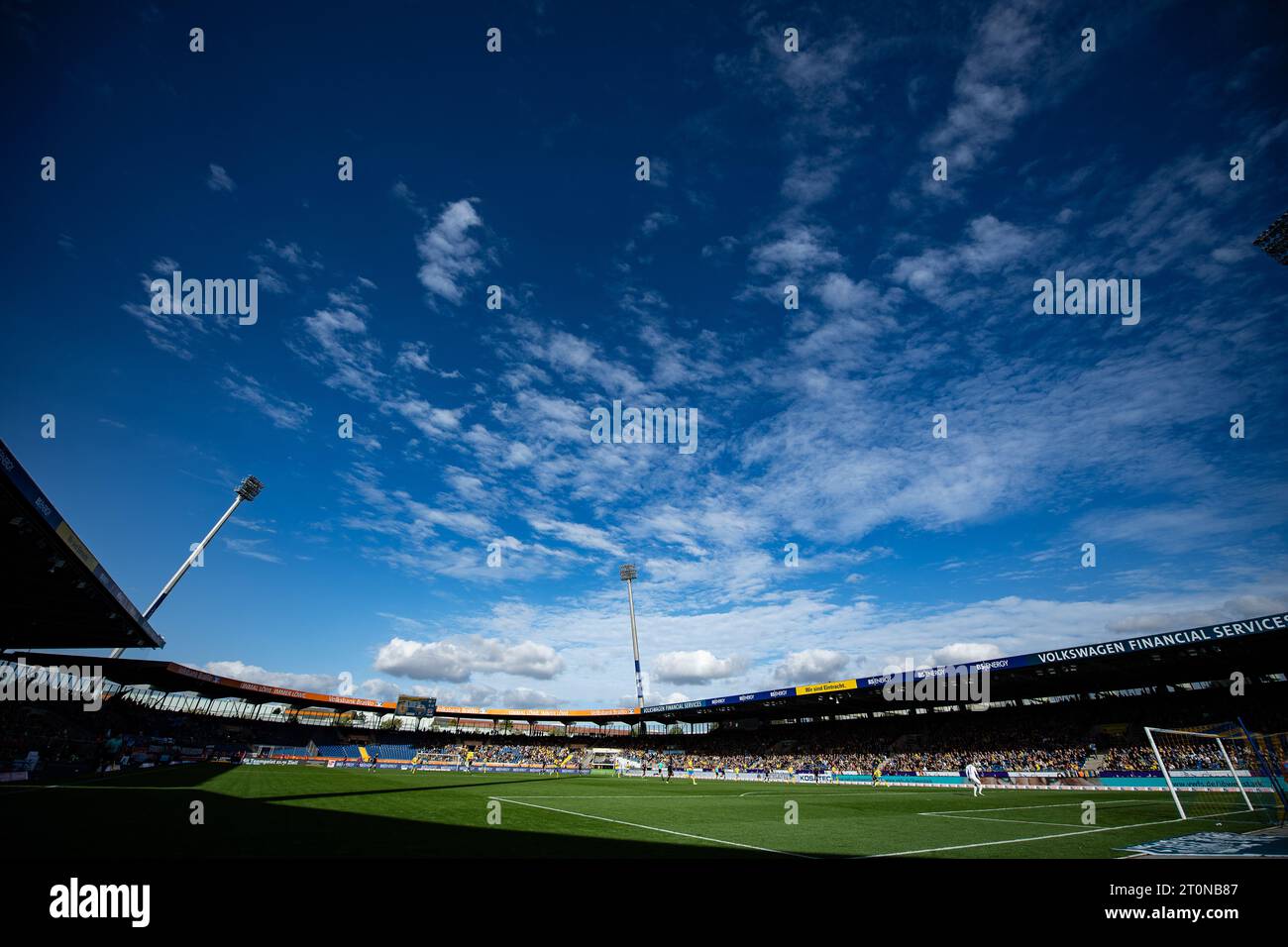 Brunswick, Germania. 8 ottobre 2023. Calcio: 2. Bundesliga, Eintracht Braunschweig - SC Paderborn 07, Matchday 9, Eintracht-Stadion. Vista sullo stadio. Credito: Swen Pförtner/dpa - NOTA IMPORTANTE: conformemente ai requisiti della DFL Deutsche Fußball Liga e della DFB Deutscher Fußball-Bund, è vietato utilizzare o far utilizzare fotografie scattate nello stadio e/o della partita sotto forma di immagini di sequenza e/o serie di foto simili a video./dpa/Alamy Live News Foto Stock