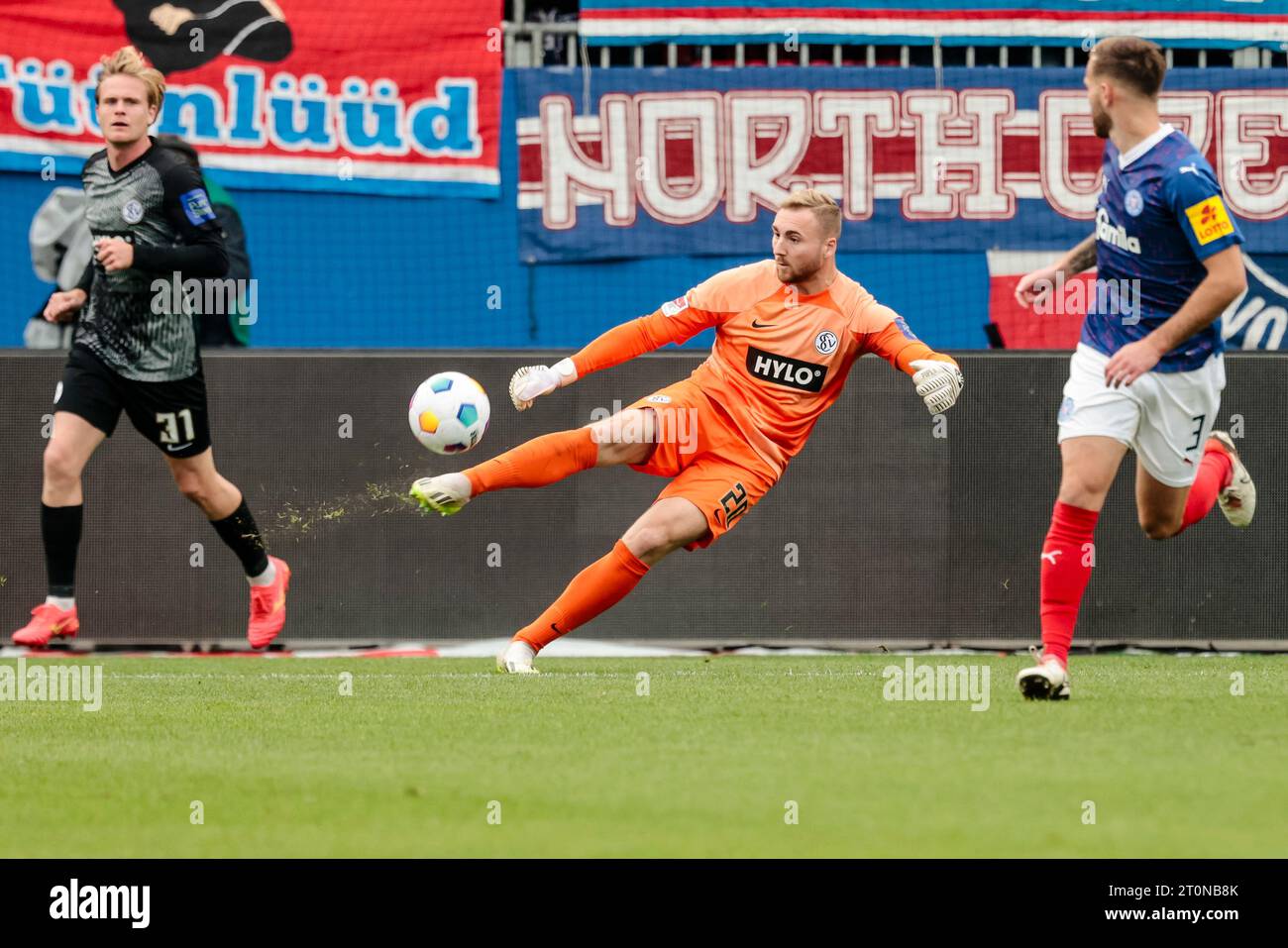 8 ottobre 2023, Schleswig-Holstein, Kiel: Calcio: 2nd Bundesliga, Holstein Kiel - SV Elversberg, Matchday 9, Holstein Stadium. Il portiere dell'Elversberg Nicolas Kristof (M) gioca la palla. Foto: Frank Molter/dpa - NOTA IMPORTANTE: In conformità ai requisiti della DFL Deutsche Fußball Liga e del DFB Deutscher Fußball-Bund, è vietato utilizzare o far utilizzare fotografie scattate nello stadio e/o della partita sotto forma di immagini di sequenza e/o serie di foto simili a video. Foto Stock