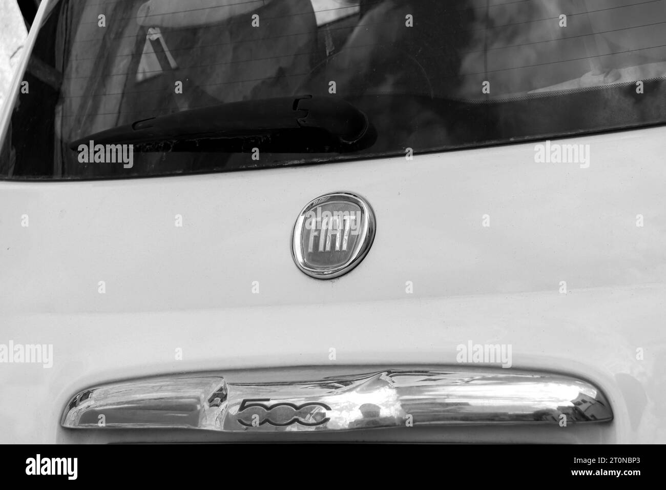 Fiat Automobiles, un'icona con il logo del costruttore automobilistico italiano sul retro di una Fiat 500 City car bianca Foto Stock