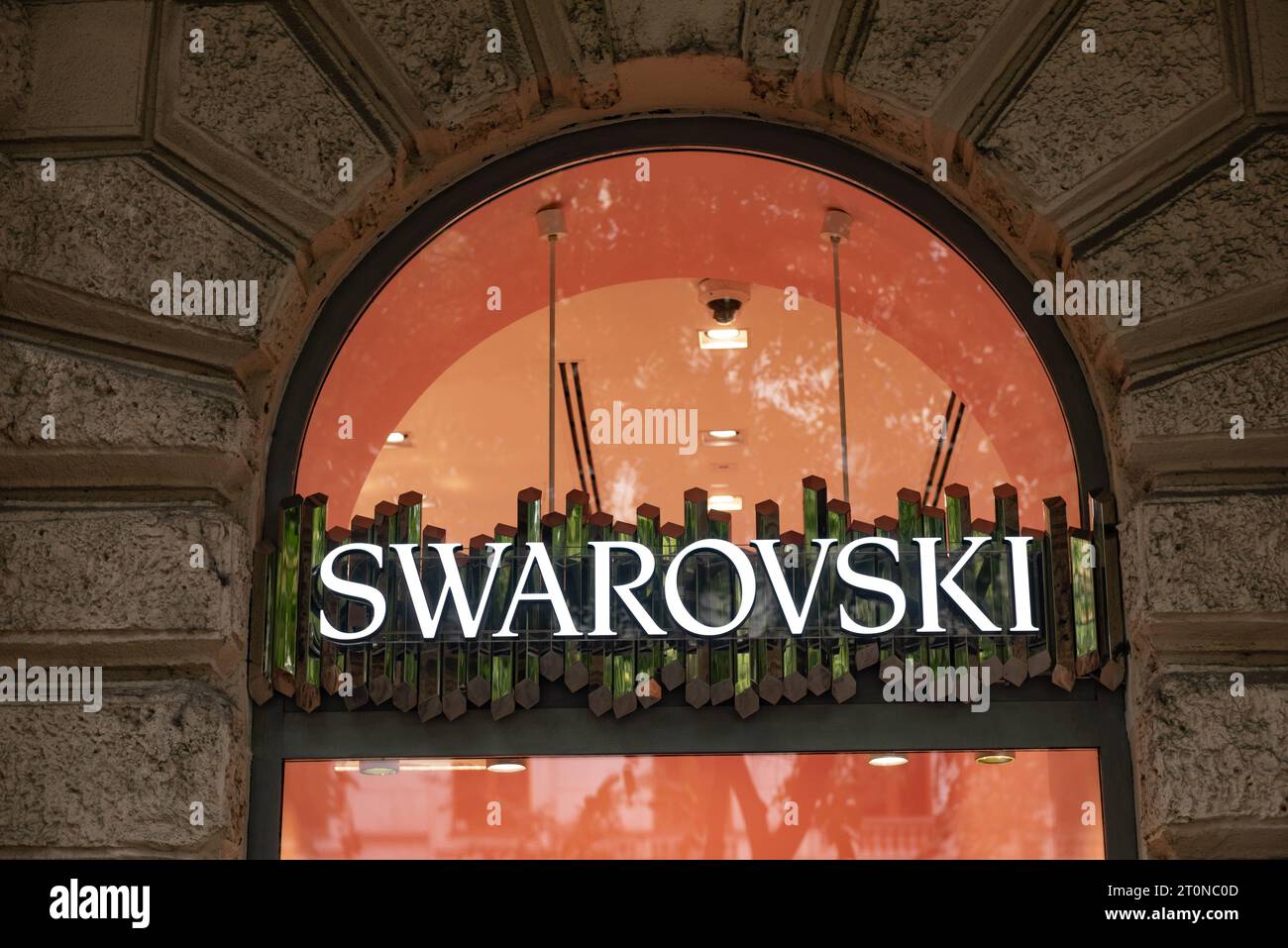 1° ottobre 2023, Budapest, Ungheria: Il logo dei gioielli di lusso Swarovski è visibile all'esterno del negozio lungo l'elegante Boulevard Andrassy nel centro di Budapest. (Immagine di credito: © John Wreford/SOPA Images via ZUMA Press Wire) SOLO USO EDITORIALE! Non per USO commerciale! Foto Stock