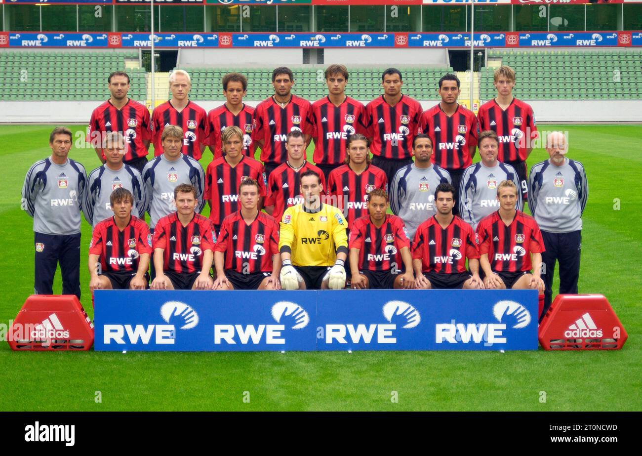 BayArena Leverkusen 13.7,2004, calcio: Presentazione ufficiale della squadra Bayer 04 Leverkusen per la stagione 2004/05 — prima fila da sinistra: Nowotny, Ramelow, Franca, Kaluzny, Berbatov, Babic, Sahin, Callsen-Bracker; fila centrale da sinistra: Trainer Augenthaler, Co-Trainer Hermann, Torwarttrainer Vollborn, Fritz, Krzynowek, Voronin, Co-Trainer Kirsten, Betreuer Zˆller, Physiotherapeut Trzolek; riga inferiore da sinistra: Schneider, Freier, Balitsch, Torwart Starke, Jones, ponte und Bierofka; --- Foto Stock