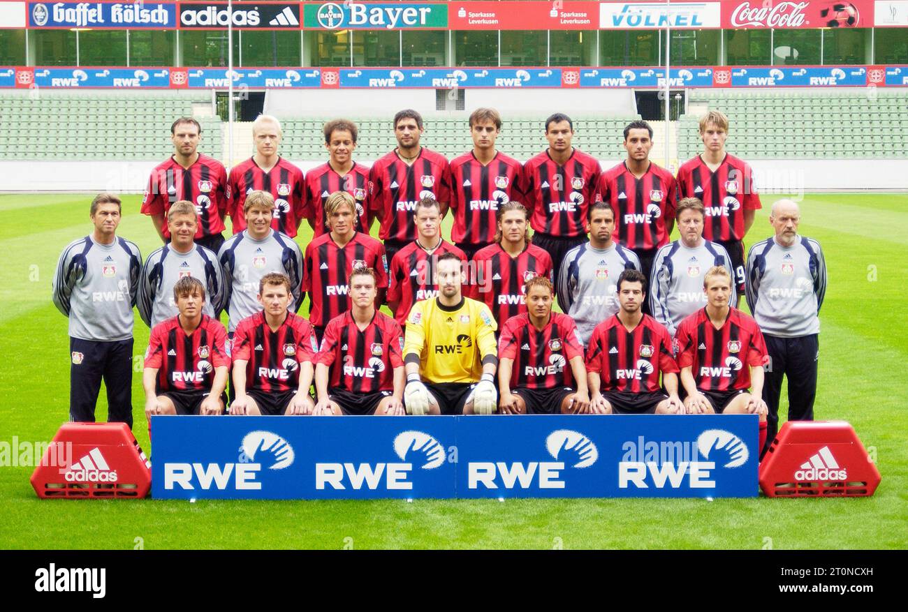 BayArena Leverkusen 13.7,2004, calcio: Presentazione ufficiale della squadra Bayer 04 Leverkusen per la stagione 2004/05 — prima fila da sinistra: Nowotny, Ramelow, Franca, Kaluzny, Berbatov, Babic, Sahin, Callsen-Bracker; fila centrale da sinistra: Trainer Augenthaler, Co-Trainer Hermann, Torwarttrainer Vollborn, Fritz, Krzynowek, Voronin, Co-Trainer Kirsten, Betreuer Zˆller, Physiotherapeut Trzolek; riga inferiore da sinistra: Schneider, Freier, Balitsch, Torwart Starke, Jones, ponte und Bierofka; --- Foto Stock