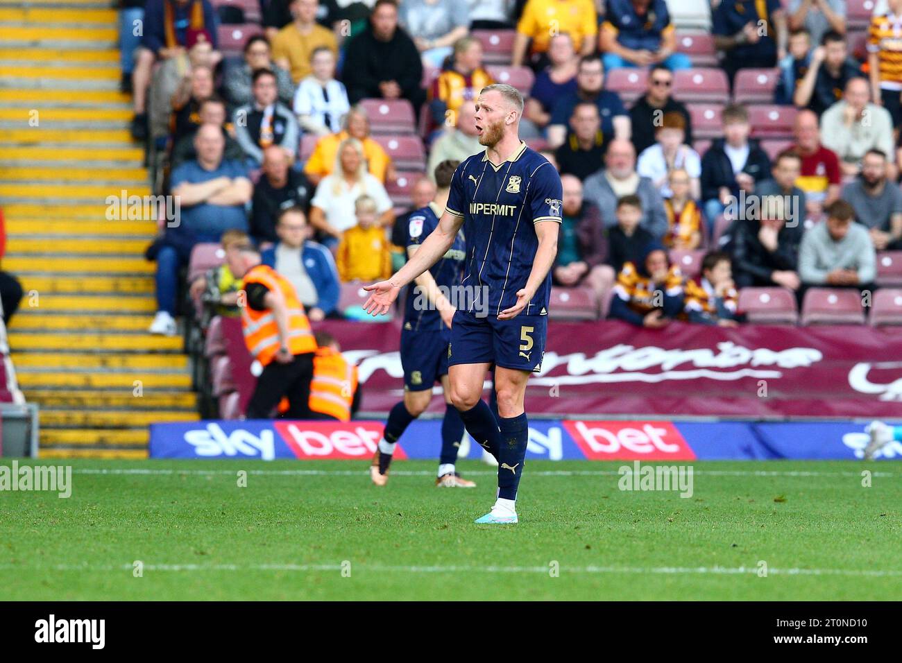 University of Bradford Stadium, Bradford, Inghilterra - 7 ottobre 2023 Frazer Blake-Tracy (5) di Swindon Town - durante la partita Bradford City contro Swindon Town, Sky Bet League Two, 2023/24, University of Bradford Stadium, Bradford, Inghilterra - 7 ottobre 2023 crediti: Arthur Haigh/WhiteRosePhotos/Alamy Live News Foto Stock