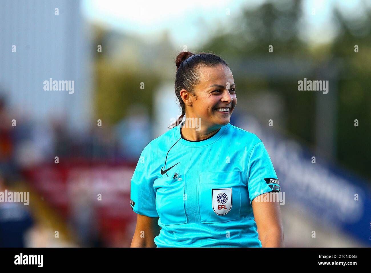 University of Bradford Stadium, Bradford, Inghilterra - 7 ottobre 2023 Assistente arbitro Lisa Rashid - al termine della partita Bradford City contro Swindon Town, Sky Bet League Two, 2023/24, University of Bradford Stadium, Bradford, Inghilterra - 7 ottobre 2023 crediti: Arthur Haigh/WhiteRosePhotos/Alamy Live News Foto Stock