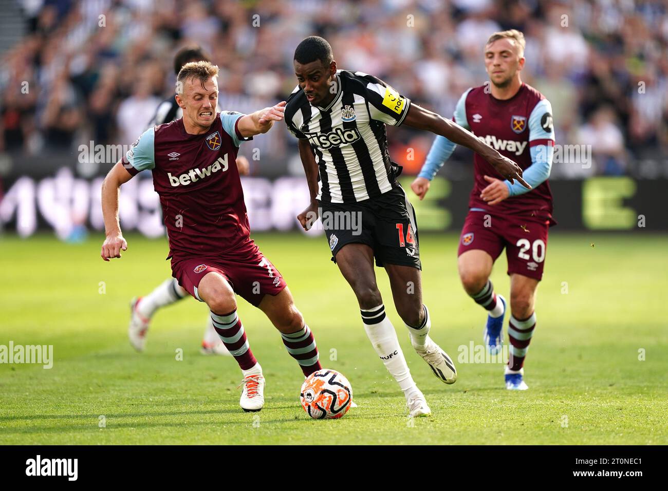 James Ward-Prowse del West Ham United (a sinistra) e Alexander Isak del Newcastle United si battono per il pallone durante la partita di Premier League al London Stadium di Londra. Data immagine: Domenica 8 ottobre 2023. Foto Stock