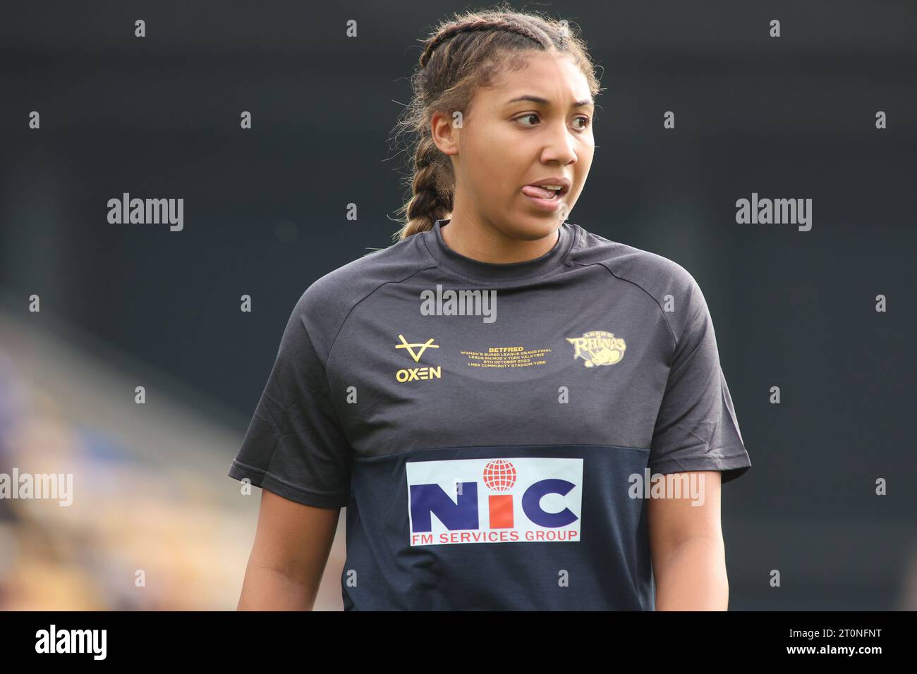 York, Regno Unito. 8 ottobre 2023. LNER Community Stadium, York, North Yorkshire, 8 ottobre 2023. Betfred Womens Super League Grand Final York Valkyrie V Leeds Rhinos Sophie Robinson di Leeds Rhinos Women Warms Up Credit: Touchlinepics/Alamy Live News Foto Stock