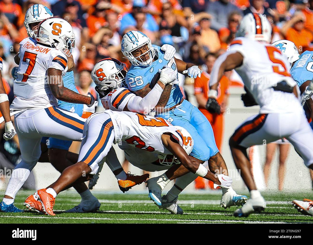 7 ottobre 2023: Il sophomore della Carolina del Nord Omarion Hampton (28) viene affrontato dal sophomore della Syracuse Derek McDonald (15). Partita di football NCAA tra la Syracuse University e la University of North Carolina, al Kenan Memorial Stadium, Chapel Hill, North Carolina. David Beach/CSM (immagine di credito: © David Beach/Cal Sport Media) Foto Stock