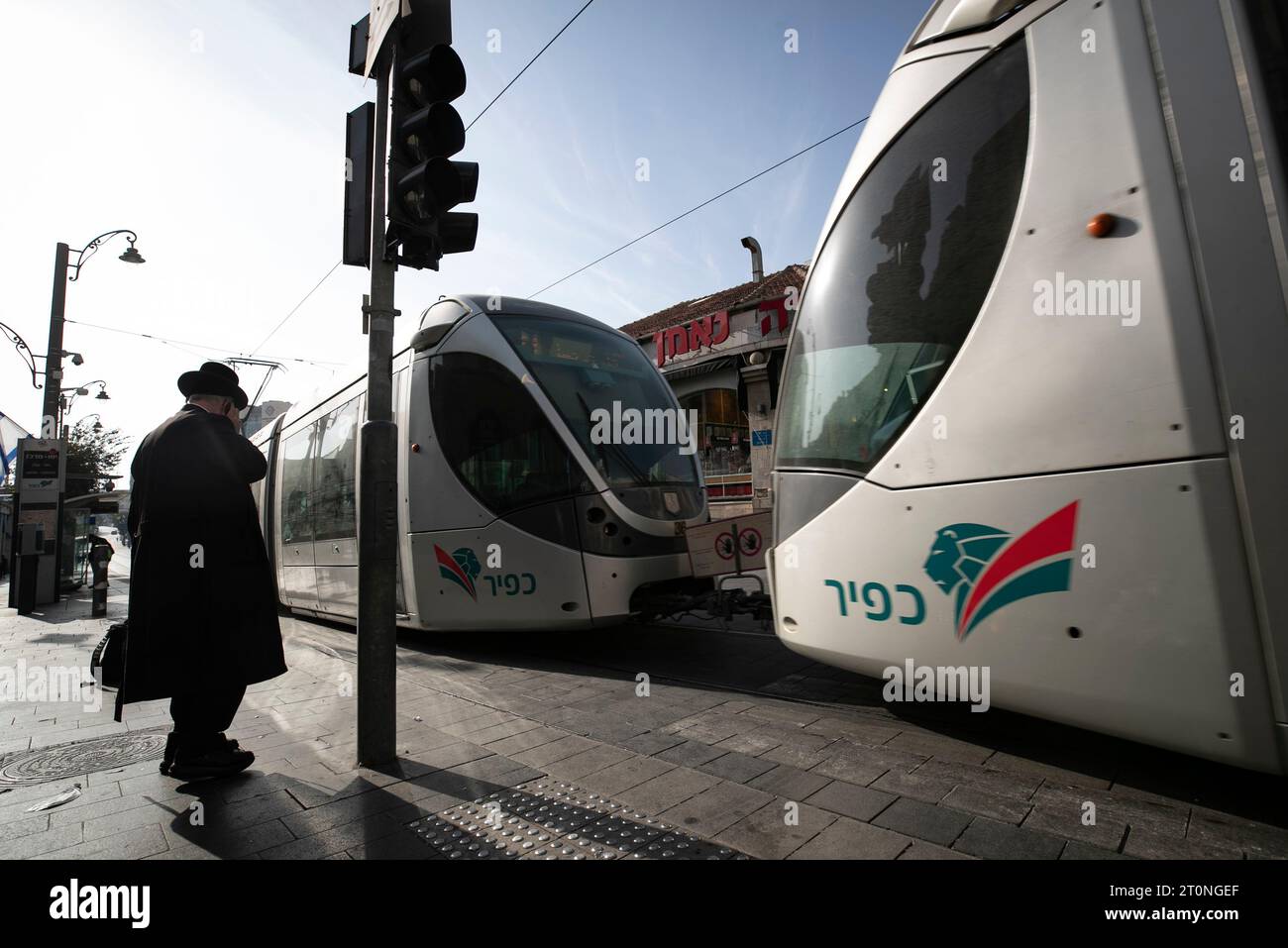 Gerusalemme. 8 ottobre 2023. Un tram corre su una strada di Gerusalemme l'8 ottobre 2023. Sabato il movimento di resistenza islamica palestinese (Hamas) ha riempito Israele di migliaia di razzi in un raro attacco a sorpresa che è stato risposto con massicci attacchi aerei israeliani a Gaza e misure punitive, comprese interruzioni di corrente. Crediti: Chen Junqing/Xinhua/Alamy Live News Foto Stock