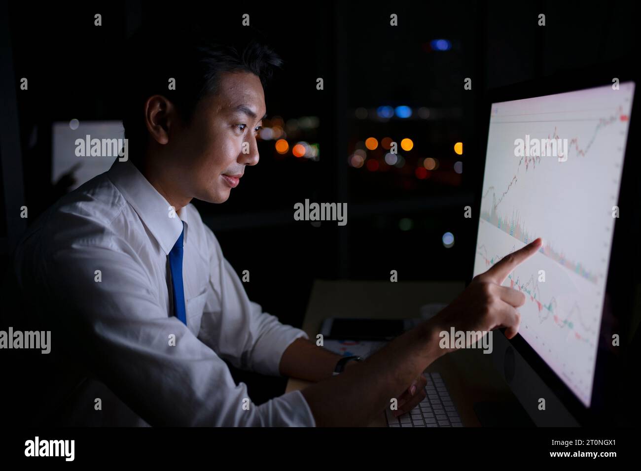 Operai colletti bianchi che lavorano a tarda notte. Concetto di occupazione e lavoro fino a tardi. Foto Stock