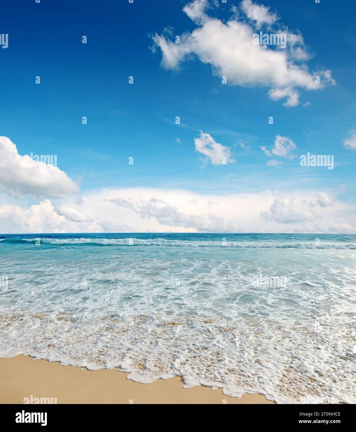 Le onde del mare e il blu del cielo Foto Stock