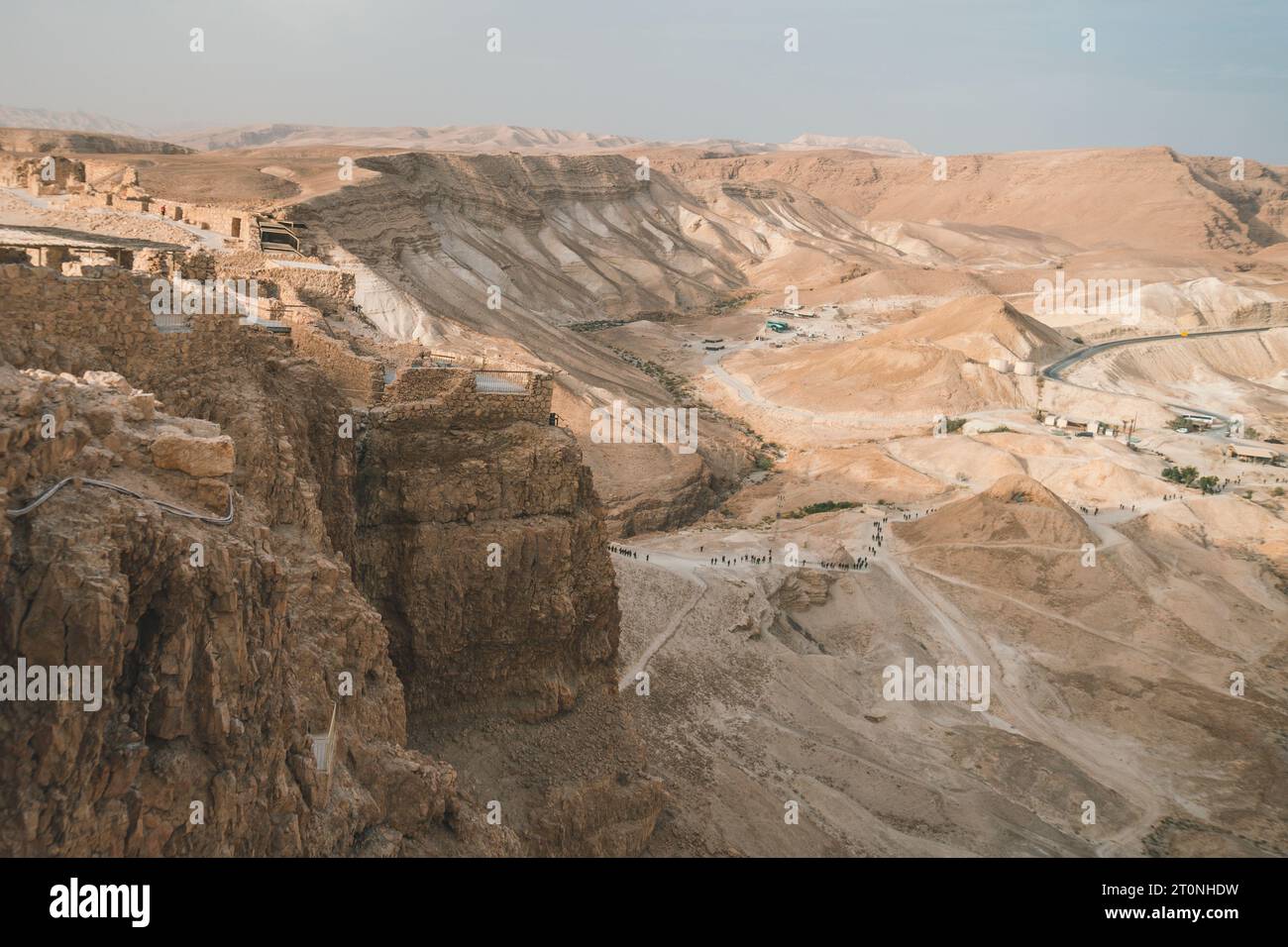 Il palazzo settentrionale di re Erode. Parco nazionale di Masada, Israele. Vista panoramica del forte di Masada sulla collina e molte persone ai piedi della collina. Turismo in Israele. La Foto Stock