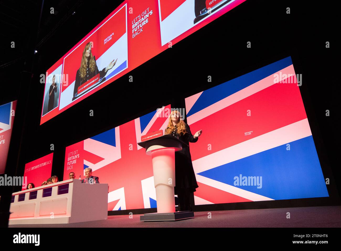 Discorso di Angela Rayner Vice leader (Vice primo Ministro ombra e Segretario di Stato ombra per il Levelling Up, Housing and Communities) alla Conferenza del lavoro del 2023. Guardato dal leader del lavoro Keir Starmer e dai membri del gabinetto ombra.Liverpool UK. Immagine: Garyroberts/worldwidefeatures.com Foto Stock