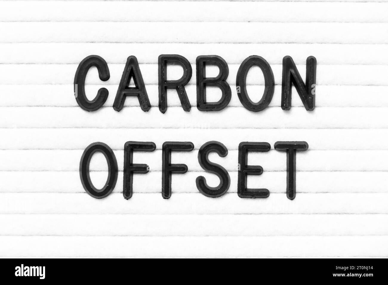 Lettera di colore nero nella parola Carbon offset su sfondo bianco in feltro Foto Stock