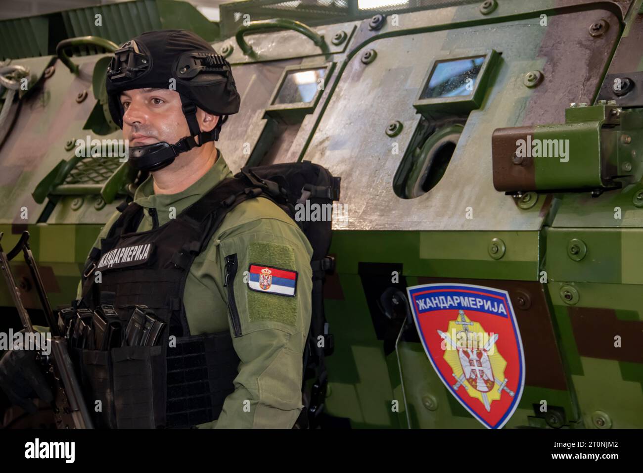 Membro delle forze speciali serbe, soldato anti-terrorismo sotto equipaggiamento militare completo, con riffle e proiettili automatici ad ovest e casco Foto Stock