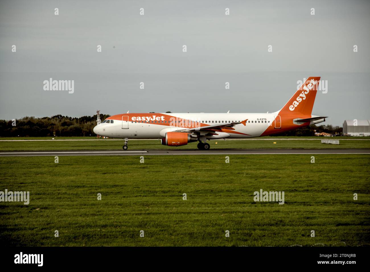 Prendere la pista 2 dell'aeroporto internazionale di Manchester Foto Stock