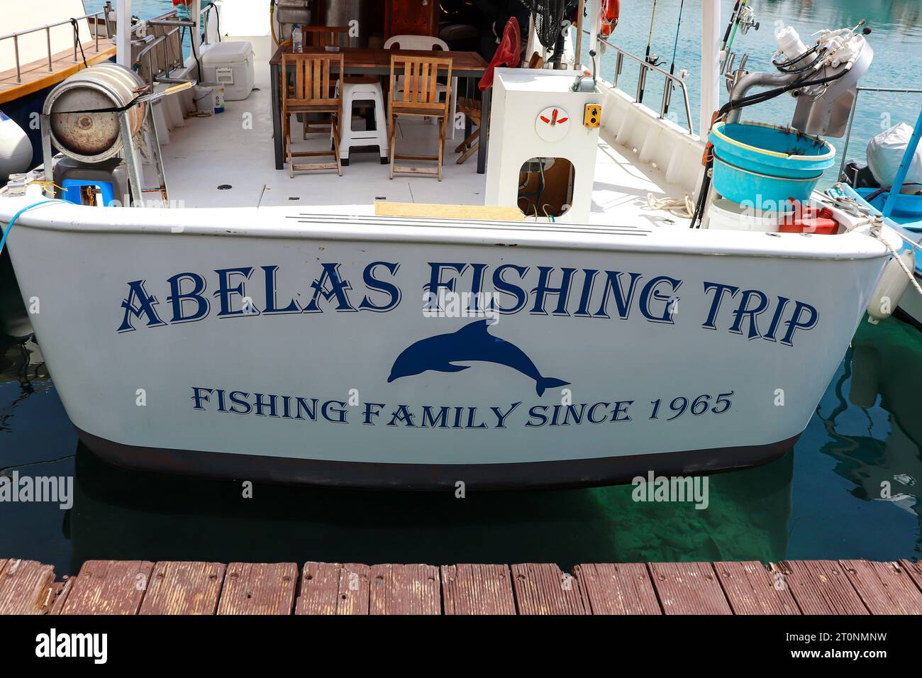 Parte posteriore dell'Abelas Fishing Trip Boat, che offre escursioni turistiche di pesca e nuoto attraccate al porto di Kolona di Rodi in bianco e nero Foto Stock