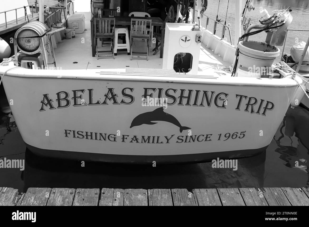 Parte posteriore dell'Abelas Fishing Trip Boat, che offre escursioni turistiche di pesca e nuoto attraccate al porto di Kolona di Rodi in bianco e nero Foto Stock