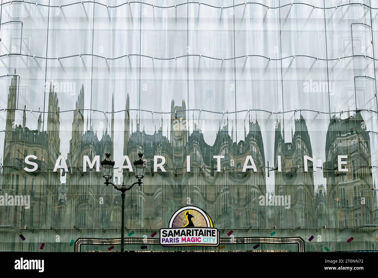 Grande magazzino la Samaritaine, in rue de Rivoli. Riflessi degli edifici opposti nella nuova facciata di vetro. Parigi, Francia, Europa, UE Foto Stock
