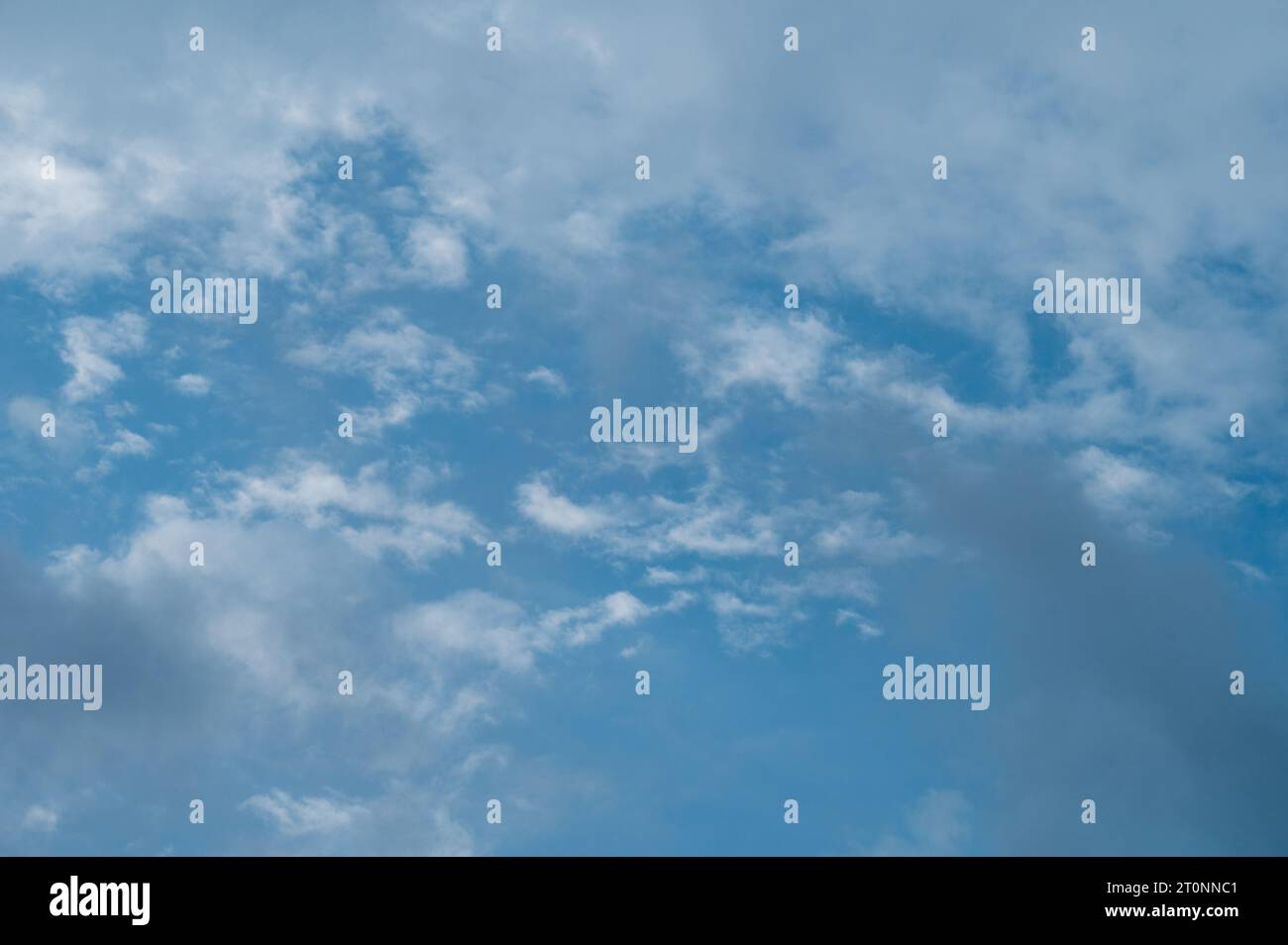 Nuvole trasparenti su sfondo blu cielo alto Foto Stock