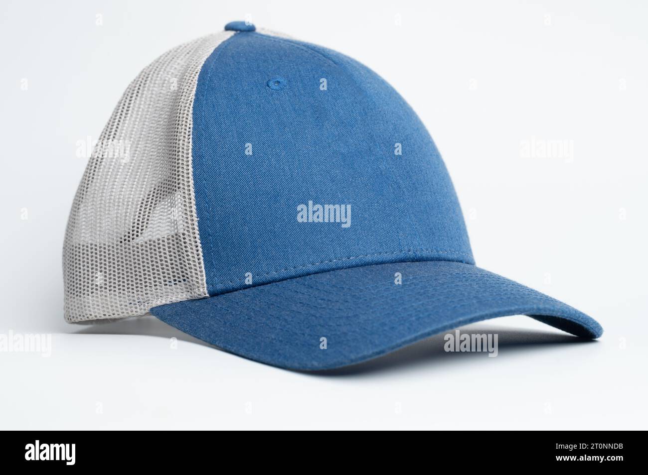 Blue jeans cap vista prospettica isolata su sfondo bianco dello studio Foto Stock