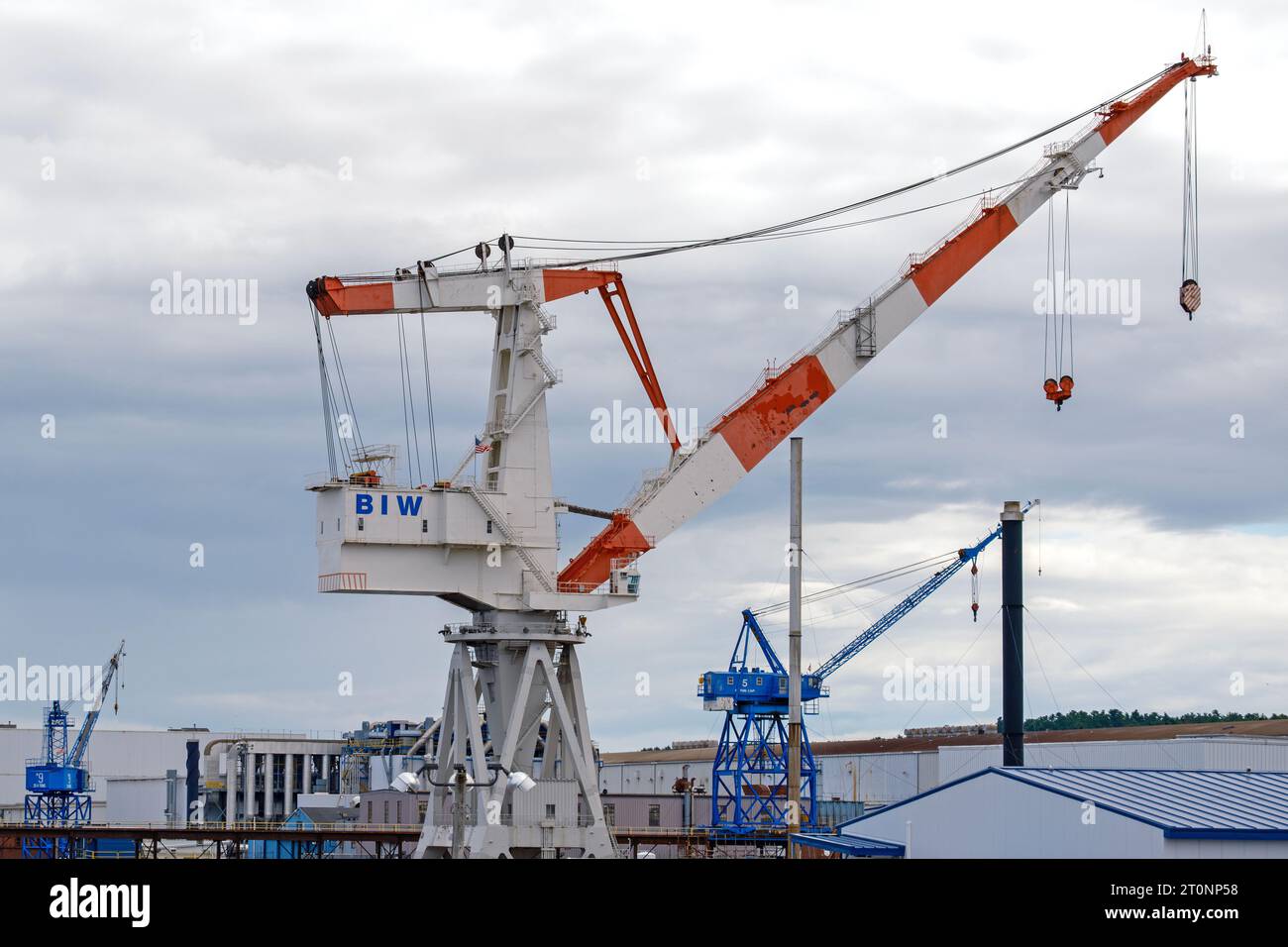 Costruita nel 1973, la Bath Iron Works Crane Number 11 è alta 450 metri e domina lo skyline di Bath Maine. Foto Stock