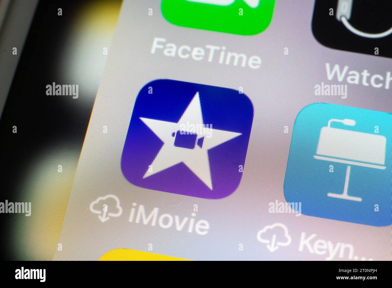 OSTRAVA, REPUBBLICA CECA - 2 AGOSTO 2023: Logo del software di editing video iMovie nei dispositivi digitali iOS e iPadOS Foto Stock