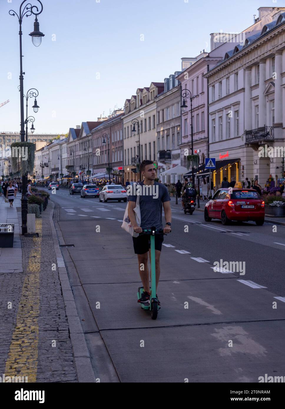 Uomo in scooter elettrico su Nowy Świat, Royal Road, Varsavia, Polonia Foto Stock